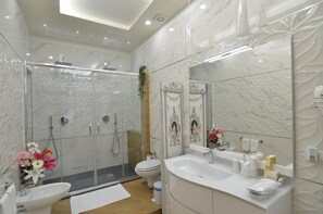 Douche, douche à « effet pluie », articles de toilette gratuits