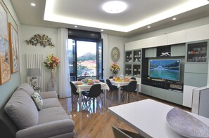 Deluxe Apartment, 2 Bedrooms, 2 Bathrooms | Living area