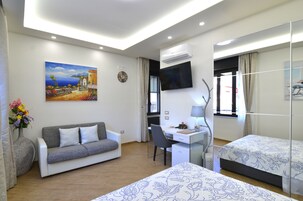 Minibar, caja fuerte, escritorio y sistema de insonorización