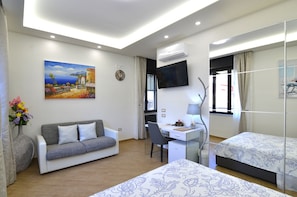 Minibar, caixa forta a l'habitació i escriptori