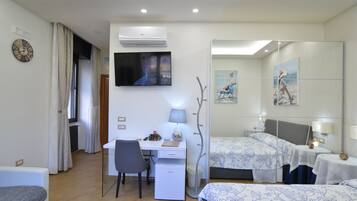 Minibar, caja fuerte, escritorio y sistema de insonorización