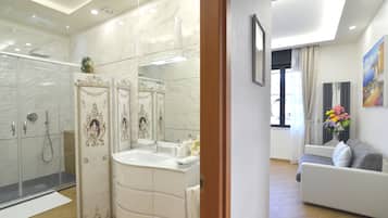 Minibar, caja de seguridad en la habitación y escritorio