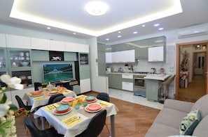 Apartament Deluxe, 2 dormitoris, 2 banys | Sala d'estar | Televisor intel·ligent i Netflix