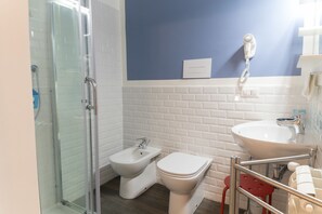 Quarto casal ou duplo | Banheiro | Chuveiro, produtos de toalete grátis, secador de cabelo, bidê