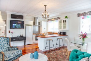 奢華平房, 1 張特大雙人床, 山景 | 私人廚房 | 雪櫃、咖啡機/沖茶器、電熱水壺、提供環保清潔產品