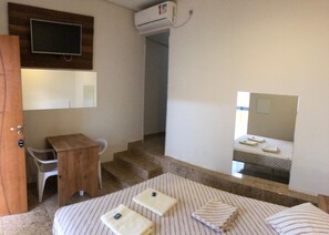 Desk, blackout curtains, iron/ironing board, free WiFi - Hotel Butantã (São Paulo)