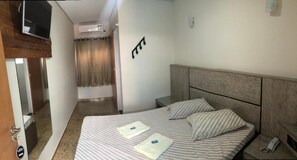 Desk, blackout drapes, iron/ironing board, free WiFi - Hotel Butantã (São Paulo)