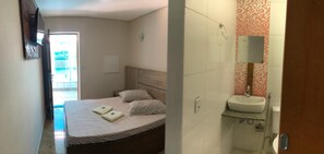 Escrivaninha, cortinas blackout, ferros/tábuas de passar roupa