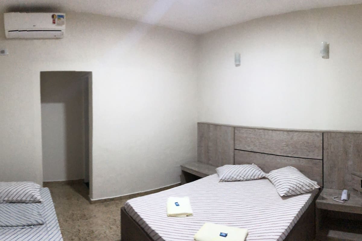 Comfort-Dreibettzimmer, Mehrere Betten, Nichtraucher | Schreibtisch, Verdunkelungsvorhänge, Bügeleisen/Bügelbrett