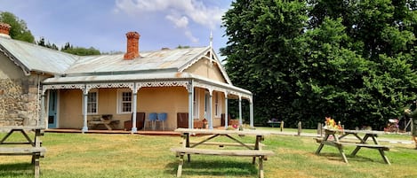Pintu masuk hartanah