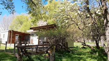 Familiekamer, privébadkamer (Orchard Cabins) | Beddengoed