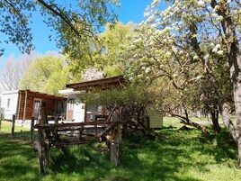 Quarto família, banheiro privativo (Orchard Cabins) | Roupa de cama