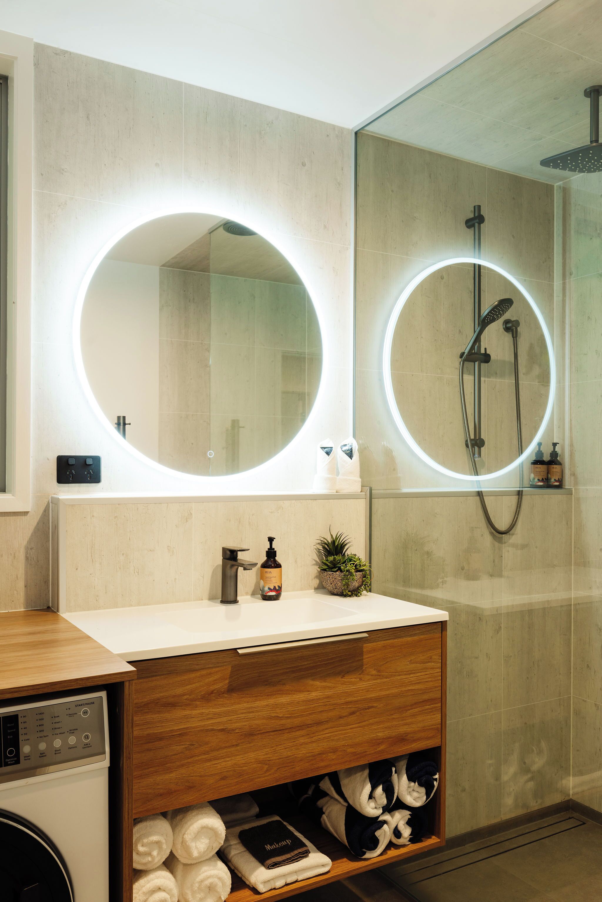 Beach Apartments | Bathroom | Towels