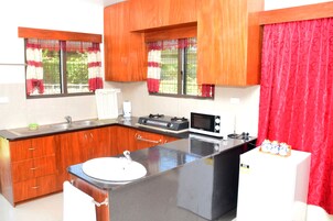 家庭公寓 | 私人厨房 | 大冰箱、微波炉、烤箱、炉灶