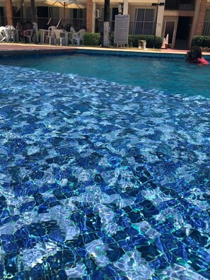 10 つの屋外プール