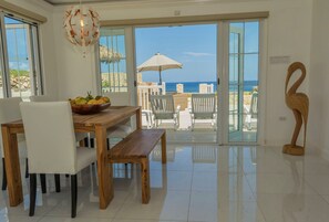 Casa adosada familiar, 2 habitaciones, cocina, vistas al mar | Servicio de comidas en la habitación