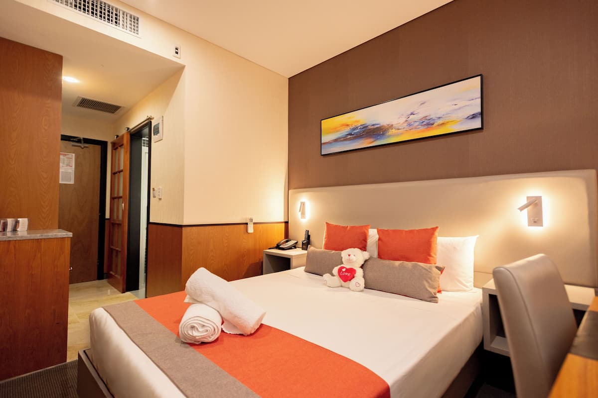 Compact Queen Room | Minibar, in-room safe, blackout curtains, iron/ironing board