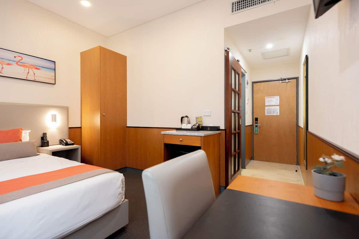 Premium Queen Room With City View | 1 bedroom, minibar, in-room safe, blackout drapes