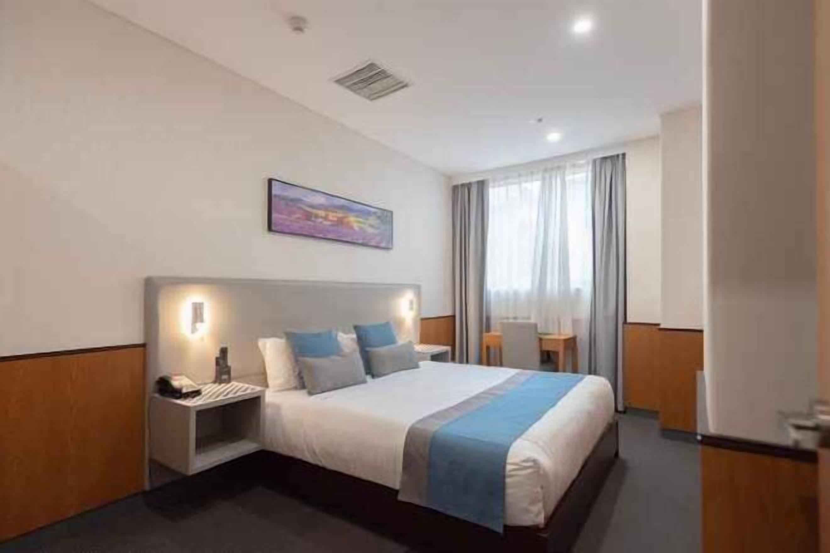 Minibar, safe på rommet, blendingsgardiner og strykejern/-brett