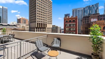 Signature-Zweibettzimmer, Balkon, Stadtblick | Ausblick vom Zimmer