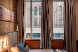 Deluxe Twin Room, City View | Minibar, in-room safe, blackout curtains, iron/ironing board - YEHS Hotel Sydney QVB (Sydney)