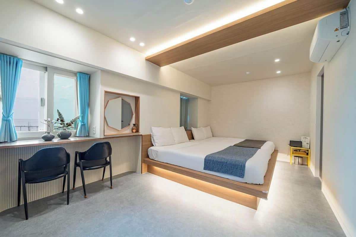 Phòng 2 giường đơn Deluxe, quang cảnh biển | Bàn, màn/rèm cản sáng, truy cập Internet không dây miễn phí 