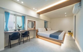 Escritorio, cortinas blackout, wifi gratis y ropa de cama 