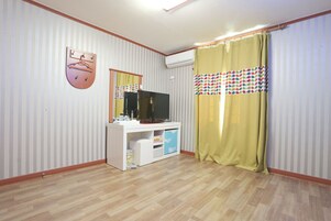 Escritorio, cortinas blackout, wifi gratis y ropa de cama 