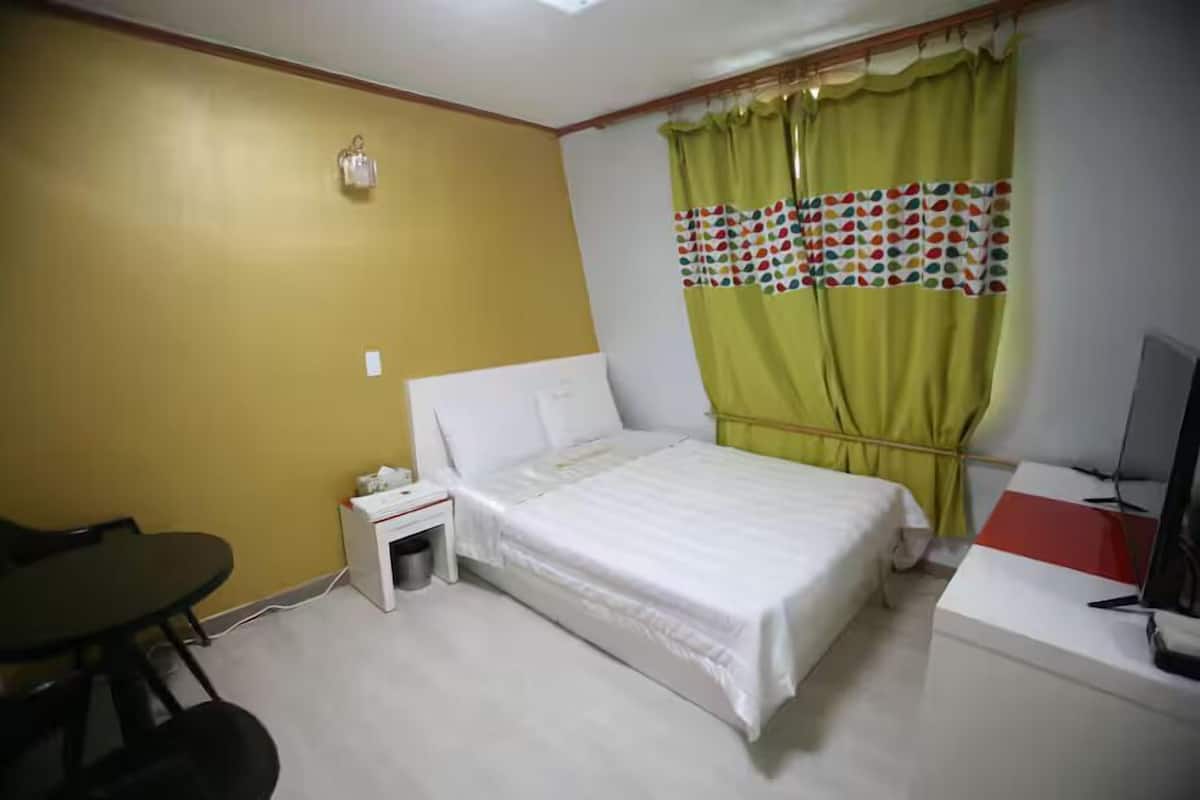 5th Floor, Ocean View | Bàn, màn/rèm cản sáng, truy cập Internet không dây miễn phí 