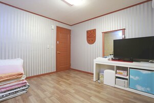 Escritorio, cortinas blackout, wifi gratis y ropa de cama 