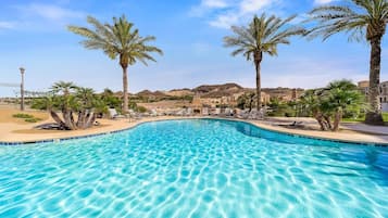 Lämmitetty uima-allas