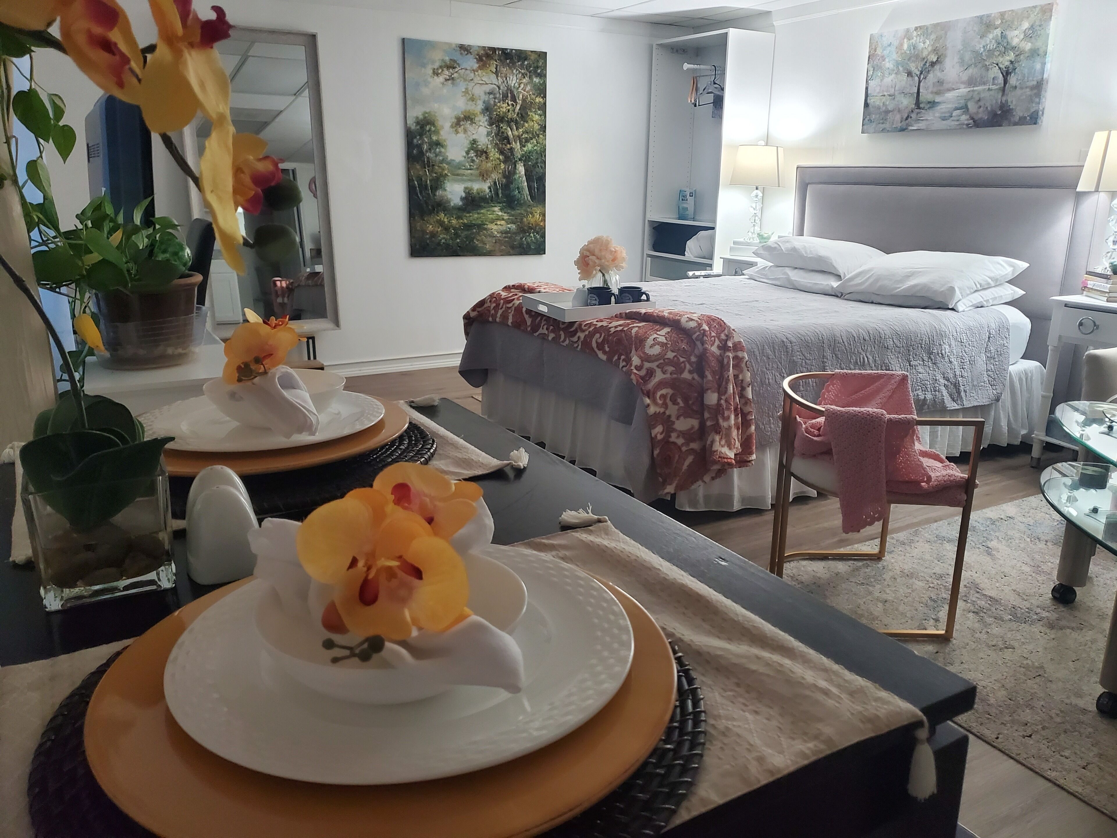 Desk, iron/ironing board, WiFi, bed sheets