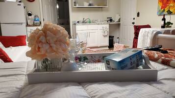 Desk, iron/ironing board, WiFi, bed sheets