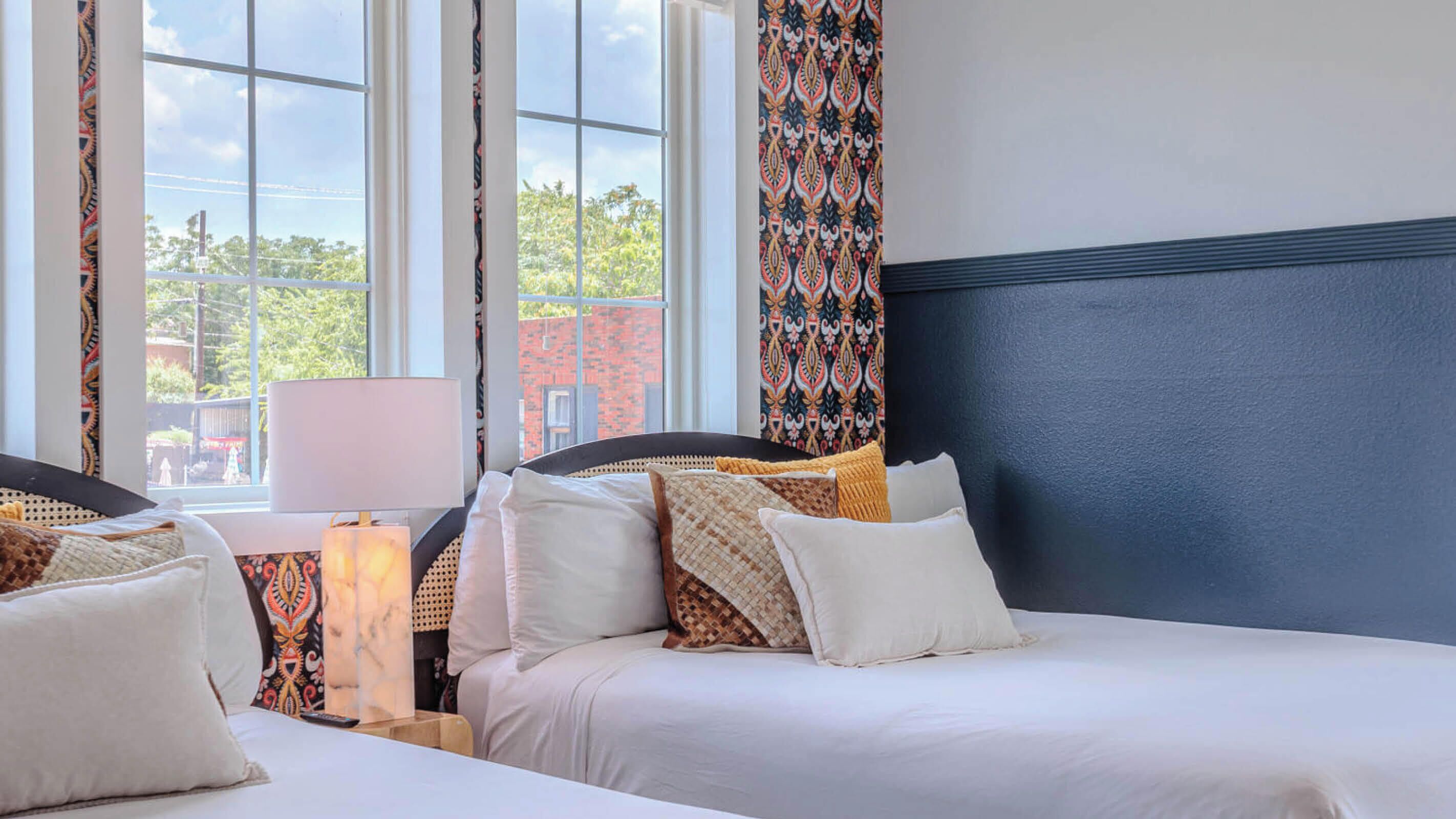 5 habitaciones, escritorio y tabla de planchar con plancha 