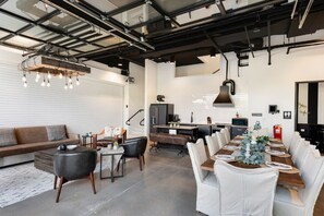 Interior - Inn Cahoots on 6th: 5BR/13Beds - Pool, Rooftop, Garden Bars, Walk to Everything! (Austin)
