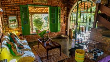 TV connectée, cheminée, livres, chaßne hi-fi