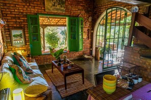 Smart-tv, een open haard, boeken en een stereo