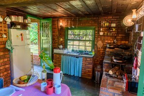 Een koelkast, een oven, een kookplaat, een waterkoker