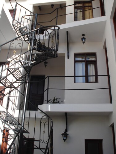 1 Departamento independiente con un dormitorio y 3 habitaciones independientes.