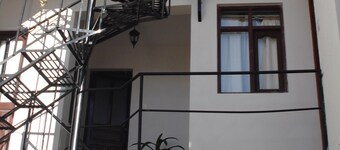 1 Departamento independiente con un dormitorio y 3 habitaciones independientes.