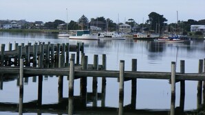 A calm waterfront with docked boats and a wooden pier. - THE SHACK - GOOLWA CENTRAL (Goolwa)