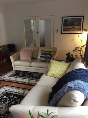 Fernseher, Kamin, Videospiele, DVD-Player