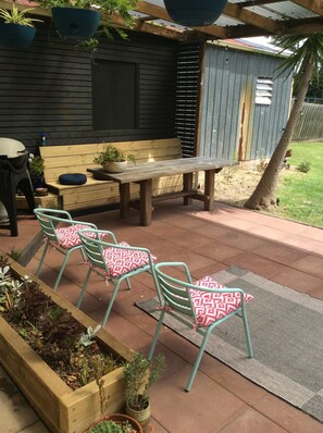 Outdoor dining - Crib Point- Peaceful Bush Setting. The Point-Break House. Complete house. (Crib Point)