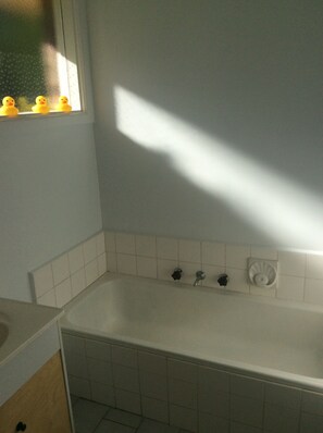 Bathtub, towels, shampoo - Crib Point- Peaceful Bush Setting. The Point-Break House. Complete house. (Crib Point)