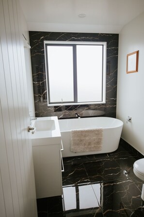 Baignoire, sèche-cheveux, serviettes fournies, savon