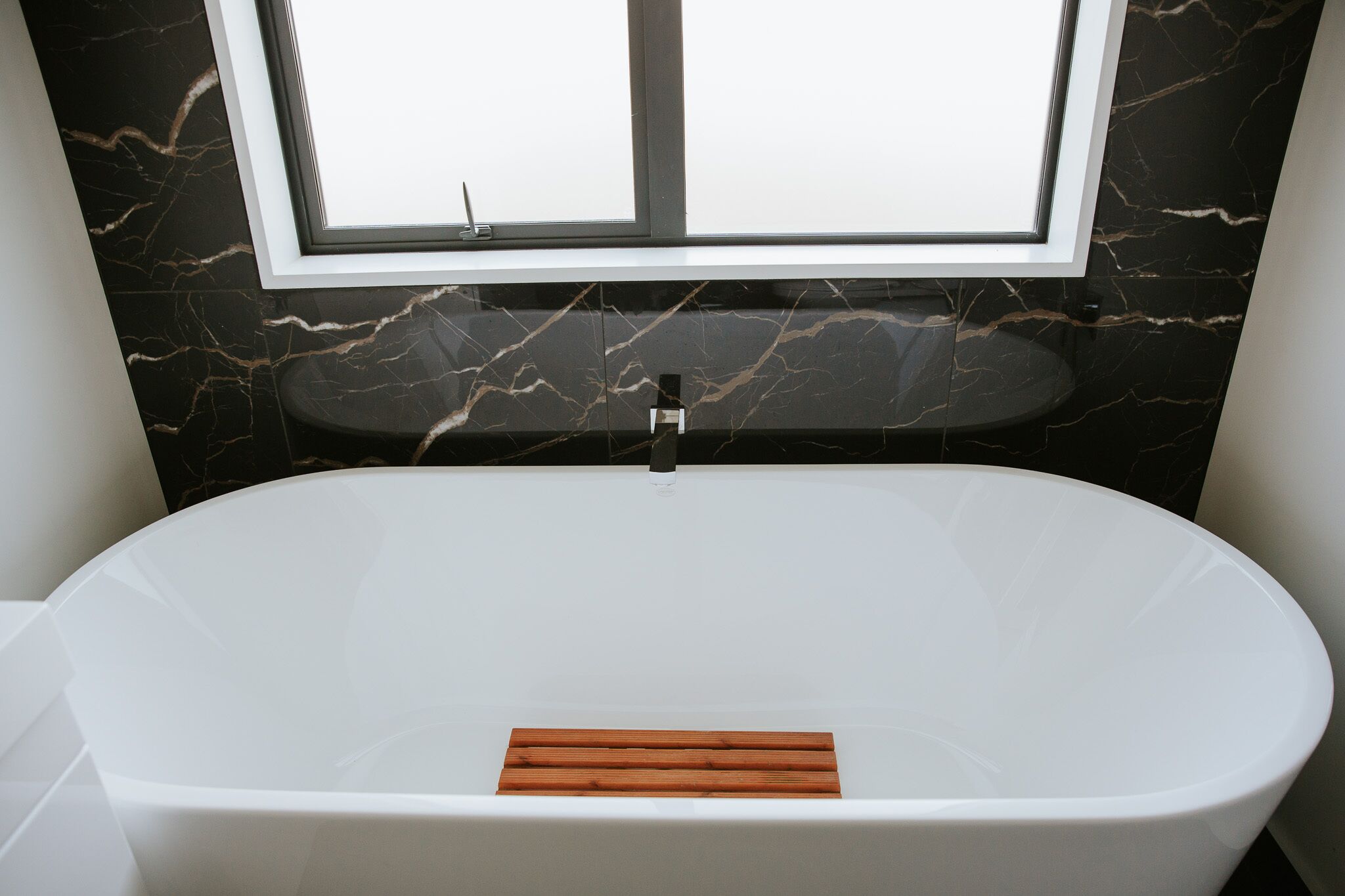 浴槽、ヘアドライヤー、タオル、石鹸