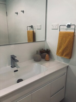 وحدات دش مع أحواض استحمام، مجففات شعر، مناشف، صابون