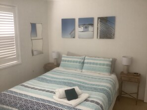 2 عدّة غرف نوم ومكتب ومكواة/لوح كي وسرير سفر