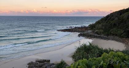 Billy's Beach Retreat-Coolum Beach- Pet friendly home-linen included-free Wi-Fi
