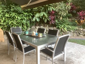 تناول الطعام بالخارج